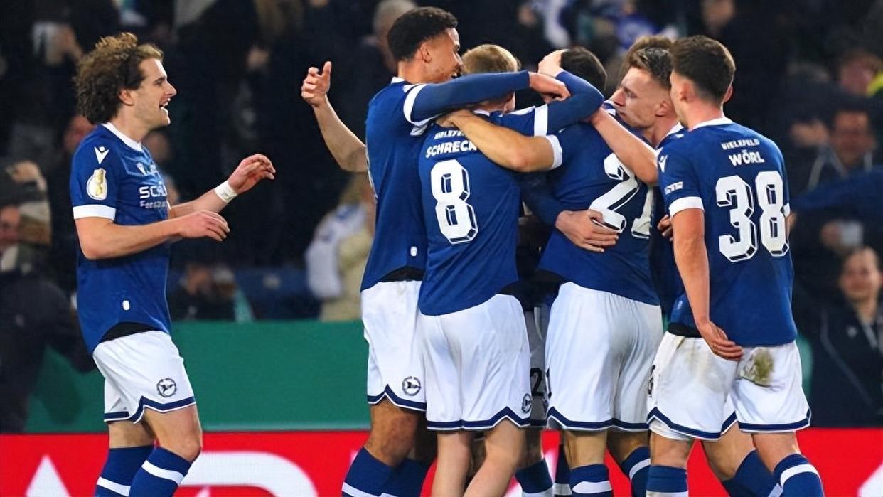 加时末段体能课后,法兰克福防线松动备战德国杯,管理层满意,资深球员宣示担当的简单介绍 加时末段体能课后,法兰克福防线松动备战德国杯,管理层满意,资深球员宣示担当的简单介绍